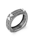 Bague anneau tribal argent ronde sur le doigt